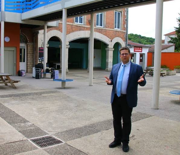 Dans la cour de l'établissement